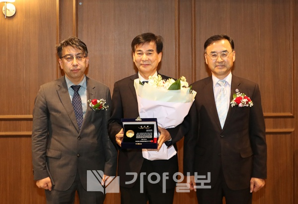 부산대학교 차정인(오른쪽부터) 총장이 5일 동문 기부금 100억원을 약정한 뜻을 기리기 위해 법학전문대학원에 새단장한 '하충식홀' 개관식에서 하충식 창원한마음병원 이사장에게 감사패를 수여하고, 윤석찬 부산대 법학전문대학원장과 함께 기념촬영을 하고 있다.(사진제공=부산대)