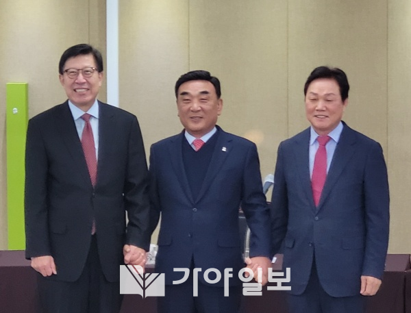 박형준(왼쪽부터) 부산광역시장, 김두겸 울산광역시장, 박완수 경상남도지사가 12일 오후 5시 10분 부산시청 회의실에서 손을 잡고 환하게 웃고 있다. 시도지사들은 최근 쟁점이 되고 있는 부울경 특별연합 관련 이견을 조율하기 위해 모였으며, 회의 후에는 만찬을 함께 하며 논의를 이어갔다.(글ㆍ사진=양삼운 기자, 2022.10.12)