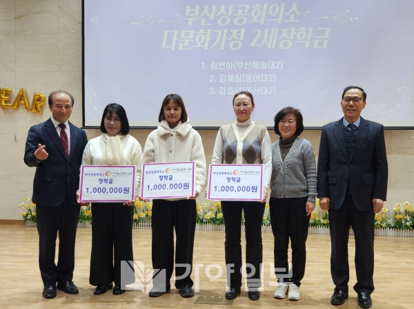 효정통일장학금을 전달한 장덕봉(왼쪽) 세계평화연합(UPF) 상임고문이 전상후(오른쪽) 로컬세계 취재본부장 등 관계자들과 장학증서를 받은 장학생들과 함께 29일 가정연합 부산교회 대강당에서 기념촬영을 하고 있다.(사진제공=사무국)